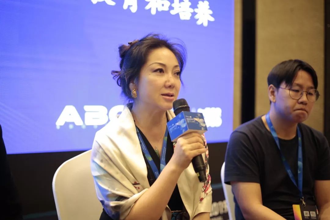 左起 高向梅、张一雷.jpg